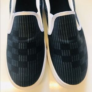 Pōmahina Youth Canvas Slip-on Shoes Size 4Y